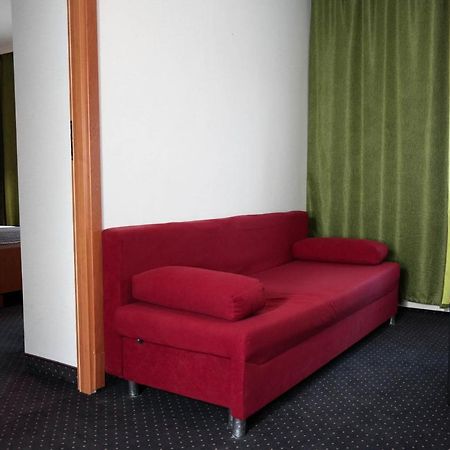 Hotel George Надажин Екстериор снимка