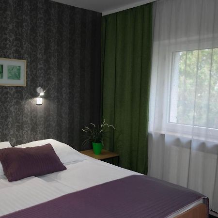 Hotel George Надажин Екстериор снимка