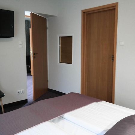 Hotel George Надажин Екстериор снимка
