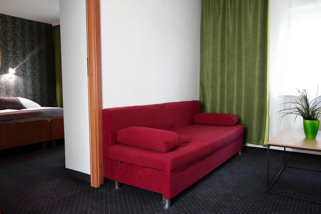 Hotel George Надажин Екстериор снимка