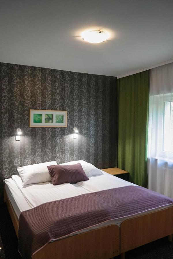 Hotel George Надажин Екстериор снимка
