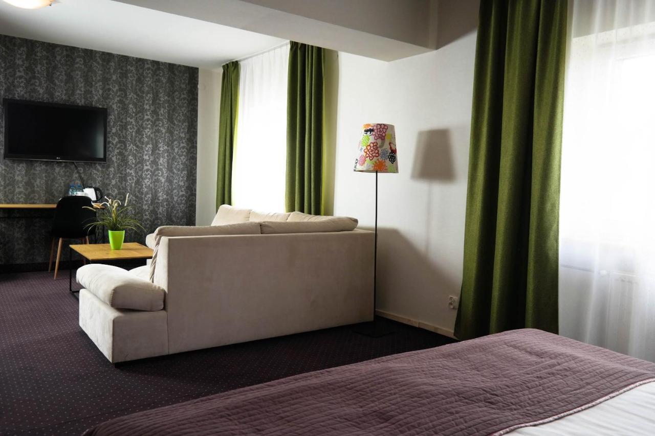 Hotel George Надажин Екстериор снимка