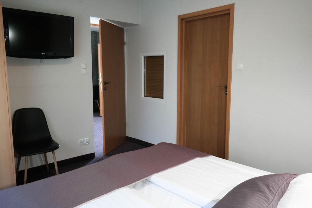 Hotel George Надажин Екстериор снимка
