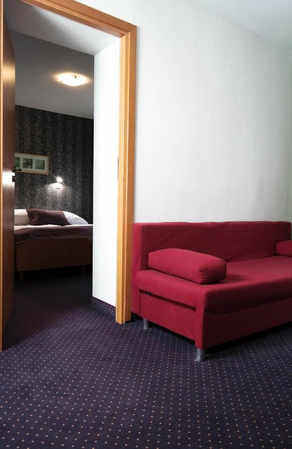 Hotel George Надажин Екстериор снимка