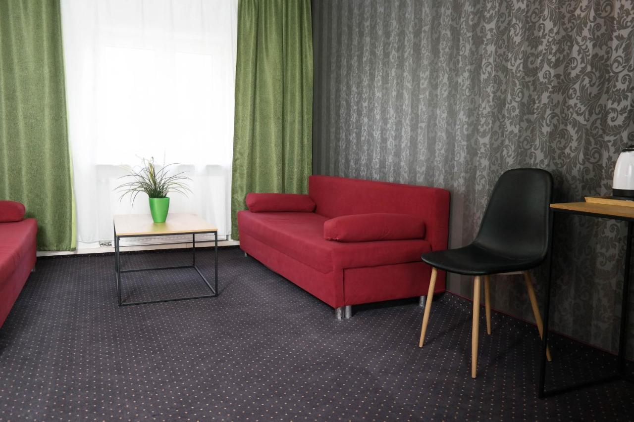Hotel George Надажин Екстериор снимка