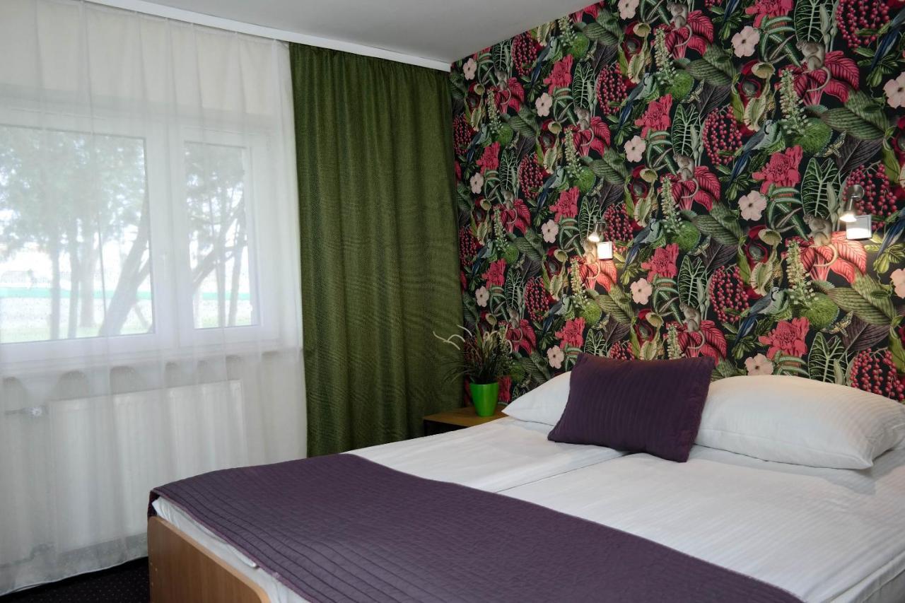 Hotel George Надажин Екстериор снимка