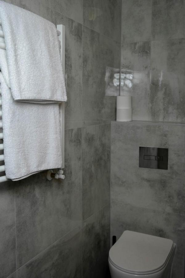 Hotel George Надажин Екстериор снимка