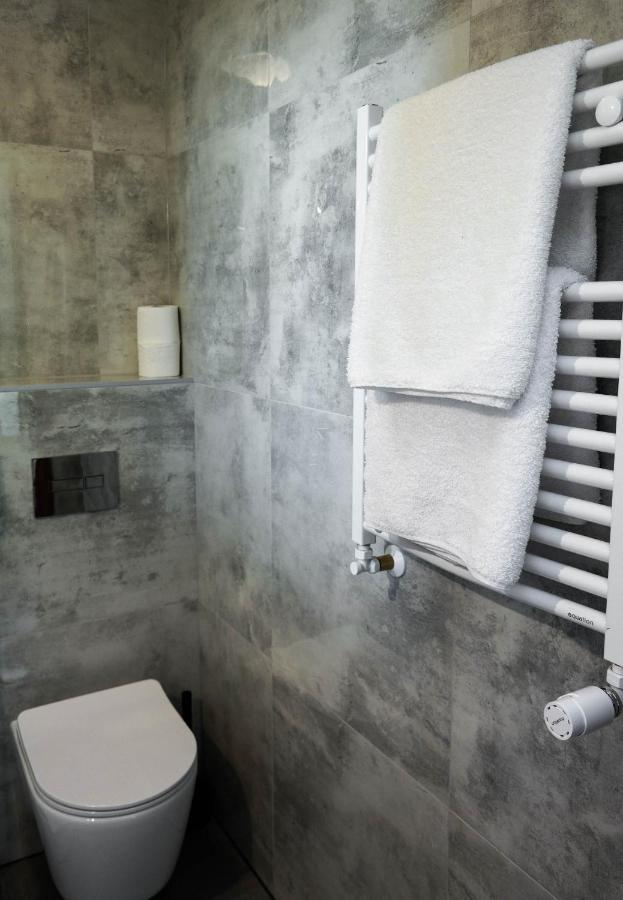 Hotel George Надажин Екстериор снимка