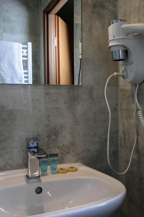 Hotel George Надажин Екстериор снимка