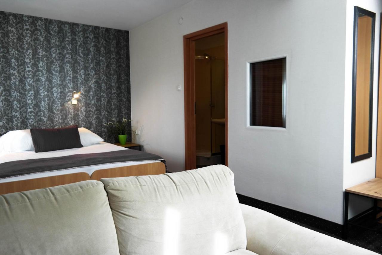 Hotel George Надажин Екстериор снимка