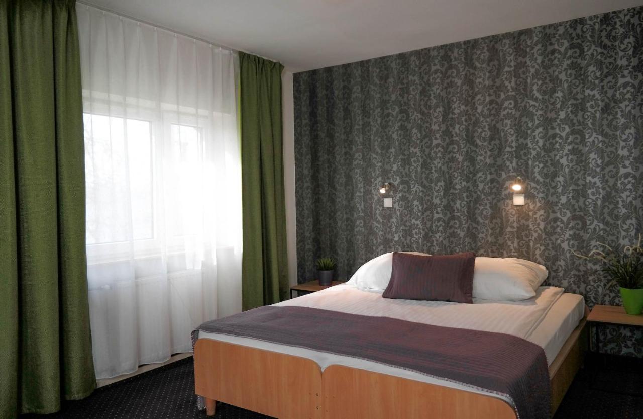 Hotel George Надажин Екстериор снимка